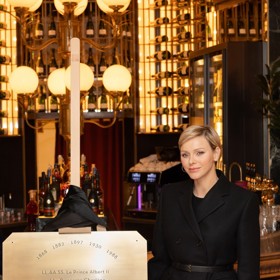 Čtvrtý nejdražší outfit kněžny Charlene v loňském roce sestával z kabátu Burberry s páskem (63 tisíc Kč), luxusní kabelky Louis Vuitton za 167 tisíc korun a lodiček stejné značky (20 tisíc Kč).