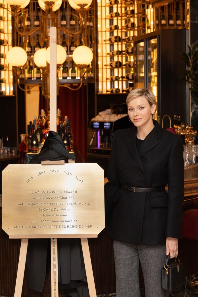 Čtvrtý nejdražší outfit kněžny Charlene v loňském roce sestával z kabátu Burberry s páskem (63 tisíc Kč), luxusní kabelky Louis Vuitton za 167 tisíc korun a lodiček stejné značky (20 tisíc Kč).