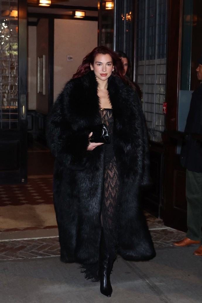 Uhrančivá Dua Lipa si v černočerném outfitu, kterému dominoval megalomanský kožich, vyrazila na projekci sladce růžového filmu Barbie. V něm si zahrála jednu z ikonických panenek.