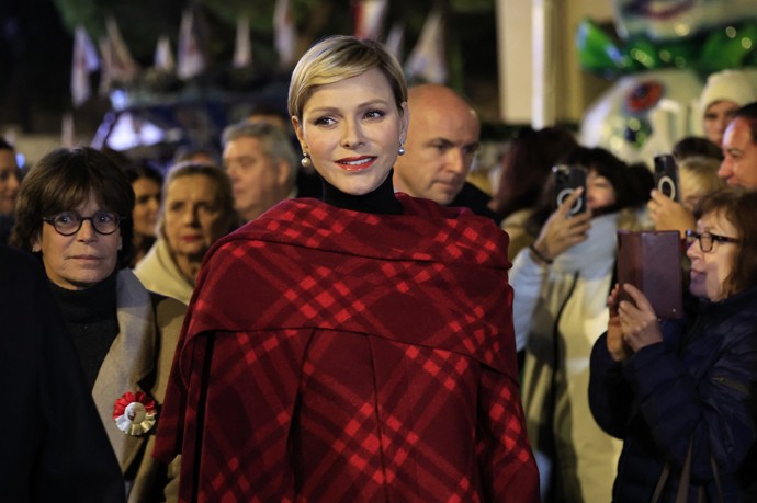 Náš výčet uzavírá outfit Charlene ze slavnostního otevření monacké vánoční vesničky. Na sobě měla kostkovaný kabát Burberry za 118 tisíc korun, jednoduchý černý rolák a boty od Diora za 53 tisíc.