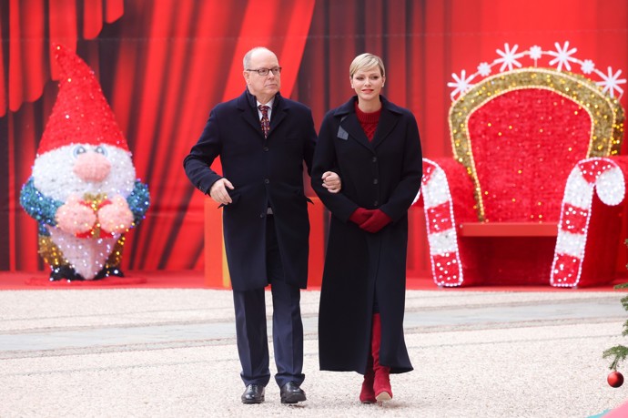 Na rozdávání vánočních dárků v knížecím paláci dorazila Charlene v kabátu Akris za 136 tisíc korun, červeném svetru Emilia Wickstead (18 500 Kč) a botách Manolo Blahnik (32 tisíc Kč).