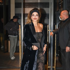 Trendsetterka Rita Ora. Outfit, kterému dominuje některý z prvků definujících styl "mob wife," je takřka její uniformou. 