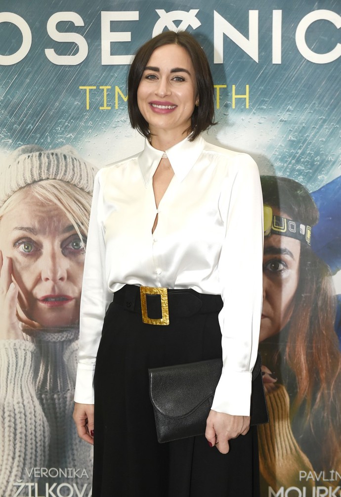 Narozdíl od většiny ostatních dam zvolila moderátorka na premiéru model s kalhotami.