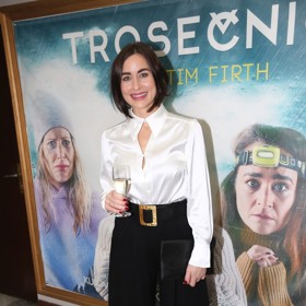 Moderátorka Alex Mynářová si do divadla vyrazila v nepřehlédnutelném outfitu s trendy komponentem.