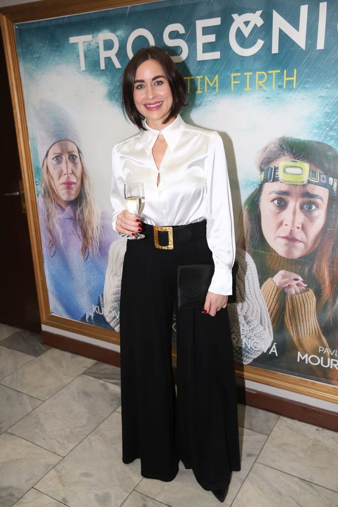 Moderátorka Alex Mynářová si do divadla vyrazila v nepřehlédnutelném outfitu s trendy komponentem.