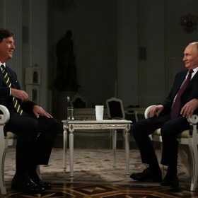 Tucker Carlson je americký konzervativní politický komentátor, moderátor a propagandista.