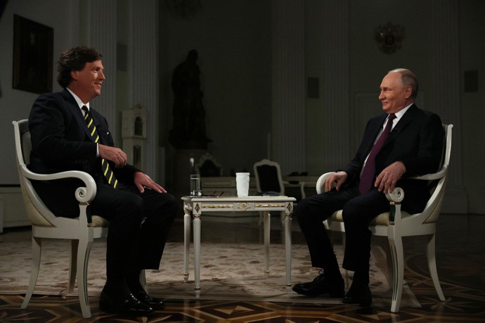 Tucker Carlson je americký konzervativní politický komentátor, moderátor a propagandista.