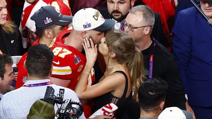 Zpěvačka Taylor Swift s partnerem Travisem Kelcem.