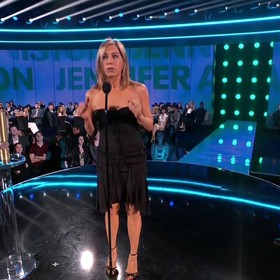 Herečka se na posledních třech velkých společenských akcích objevila v outfitech jako přes kopírák. Na People's Choice Awards zazářila v černým midišatech se srdíčkovým výstřihem a asymetrickou sukní. Čerstvá pětapadesátnice tak odhalila nejen dekolt, ramena a paže, ale také štíhlá lýtka.