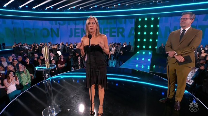 Herečka se na posledních třech velkých společenských akcích objevila v outfitech jako přes kopírák. Na People's Choice Awards zazářila v černým midišatech se srdíčkovým výstřihem a asymetrickou sukní. Čerstvá pětapadesátnice tak odhalila nejen dekolt, ramena a paže, ale také štíhlá lýtka.