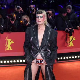 Kanadská zpěvačka známá jako Peaches ukázala kalhotky.