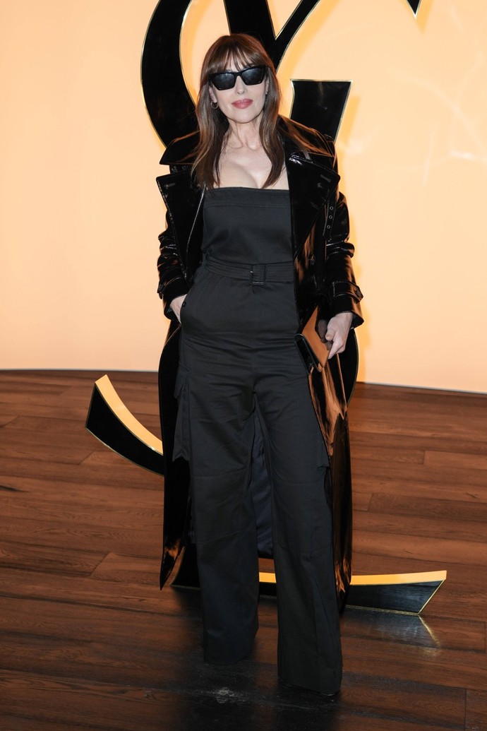 V obecenstvu se rozhodně neztratila ani herečka Monica Bellucci (59). V černém lesklém koženém kabátě a overalu stejné barvy byla nepřehlédnutelná v tom dobrém slova smyslu.