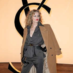 Aby ji nezaskočil chlad, vzala si Eva na přehlídku YSL také dlouhý béžový kabát.