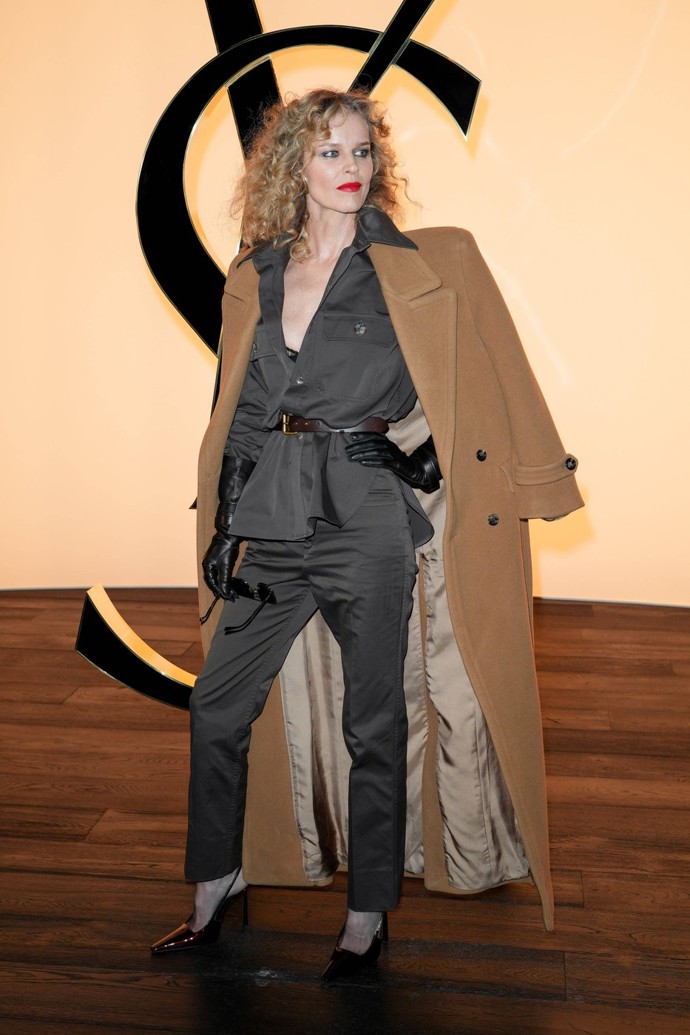 Aby ji nezaskočil chlad, vzala si Eva na přehlídku YSL také dlouhý béžový kabát.