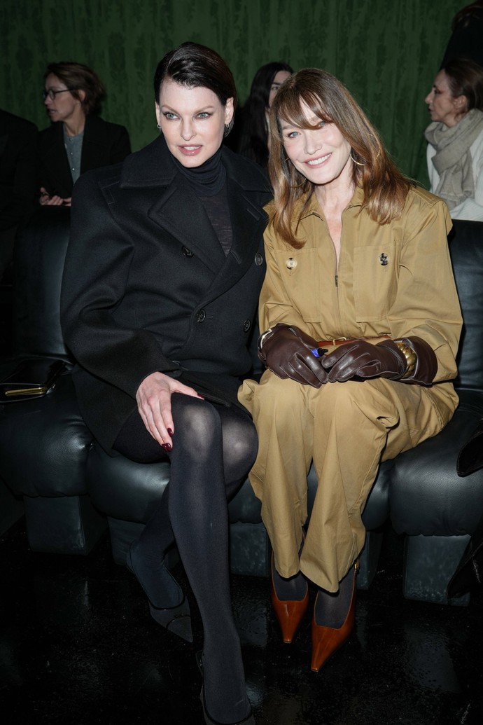 Linda a Carla se na show YSL dobře bavily. Nejen přehlídkou modelů oblíbeného návrháře, ale i vzájemnou komunikací. A byť je uvedeným dámám už přes padesát, rozhodně se v davu neztratily.