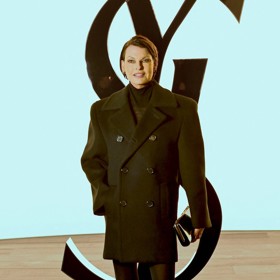 Celá v černém se na přehlídce YSL objevila supermodelka Linda Evangelista (58). Dominantu jejího šik outfitu tvořil dvouřadý oversize blejzr s netradičně řešenými klopami, pod kterým se ukrýval průsvitný top. Kolem krku si modelka nastylovala elegantní černý šátek a nohy nechala vyniknout v černých punčochách.