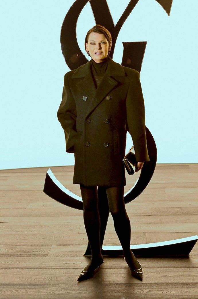 Celá v černém se na přehlídce YSL objevila supermodelka Linda Evangelista (58). Dominantu jejího šik outfitu tvořil dvouřadý oversize blejzr s netradičně řešenými klopami, pod kterým se ukrýval průsvitný top. Kolem krku si modelka nastylovala elegantní černý šátek a nohy nechala vyniknout v černých punčochách.