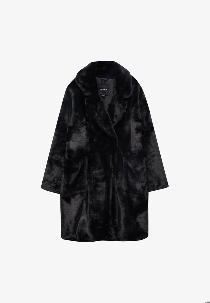 A napodobit můžete i Duu Lipu. V kožíšku od značky Pull&bear za 1 299 Kč.