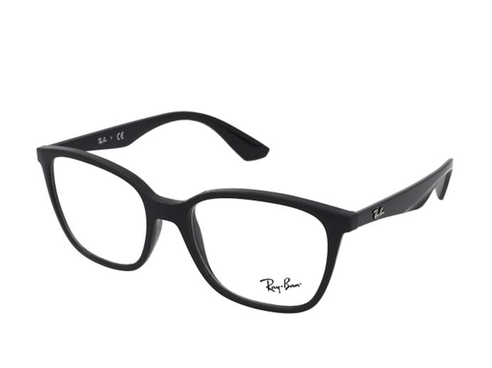 Tmavé a výrazné obroučky si žádají přidat na dynamice líčení očí. Nezapomeňte na řasenku a nanášejte ji především na horní řasy. (Ray Ban, 1 690 Kč)