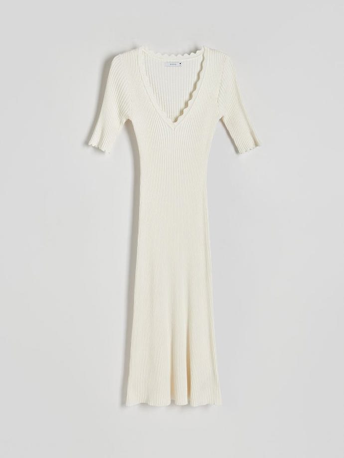 Do šatníku zařaďte také alespoň jednu úpletovou variantu světlých midi šatů. (Reserved, 1 199 Kč)