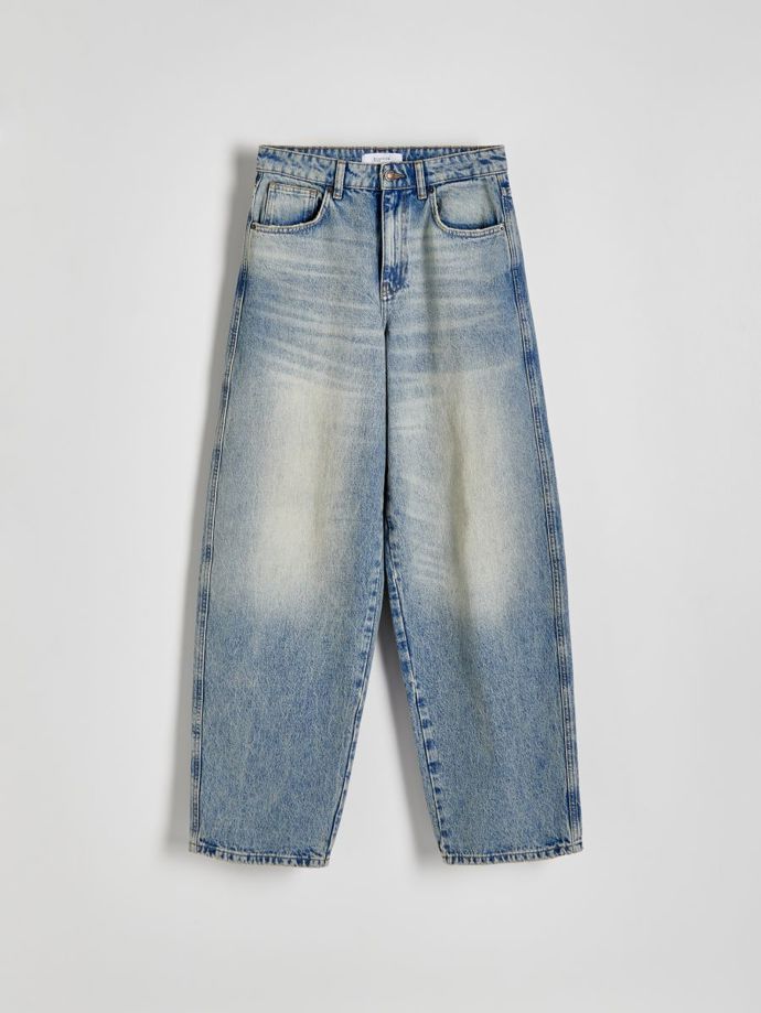 Vyšisování široký střih džín ještě umocňuje. (Reserved, 899 Kč)