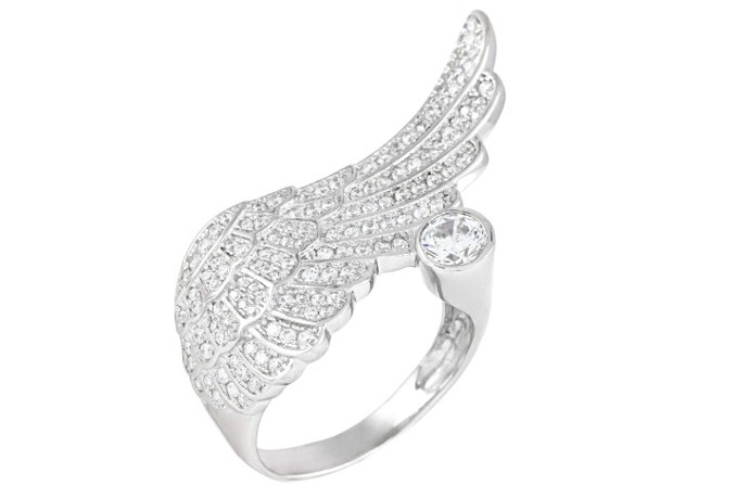 Prsten velmi podobný tomu, jaký nosí Vendula Pizingerová, najdete v nabídce obchodu České zlatnictví. Stříbrný rhodiovaný model zdobený zirkony stojí 2 490 Kč.