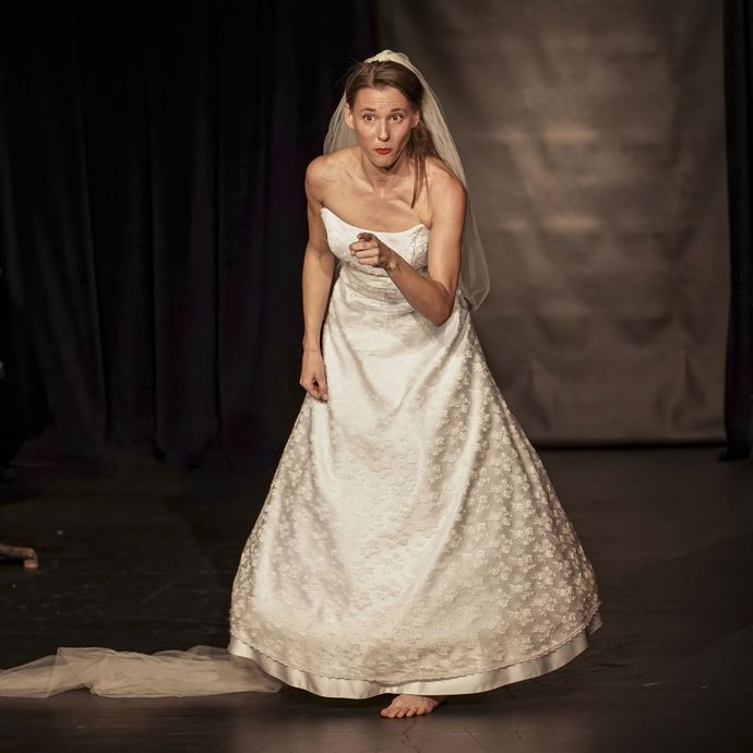 Šárka Krausová si ve svém stand-upu vyzkouší i svatební šaty.