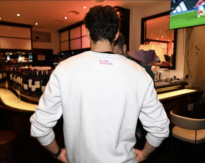 Do společnosti nedávno vynesl mikinu s logem společnosti, která podporuje pacienty s onkologickým onemocněním.