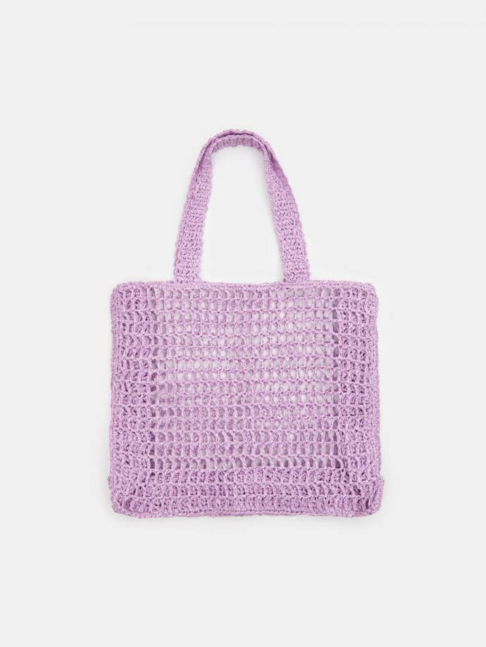 Kabelka typu shopper s háčkovanýnm vzhledem pochází z kolekce módního řetězce Sinsay. Stojí 159 Kč.