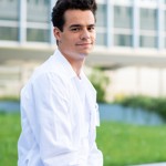 Takhle mu to sluší na obrazovkách dnes v seriálu České televize Smysl pro tumor.