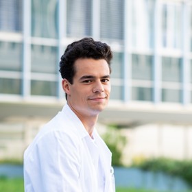 Takhle mu to sluší na obrazovkách dnes v seriálu České televize Smysl pro tumor.