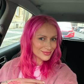 Ivka se totiž obarvila na růžovo. 