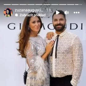 Kamarádi Kamily Mortimer.