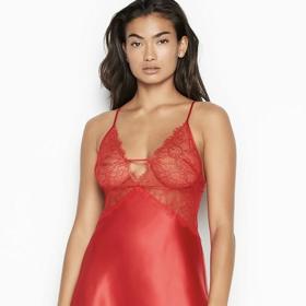 Valentýnský model může mít i podobu nočního negližé, košilky či kombiné. (Victoria's Secret, 2 350 Kč)