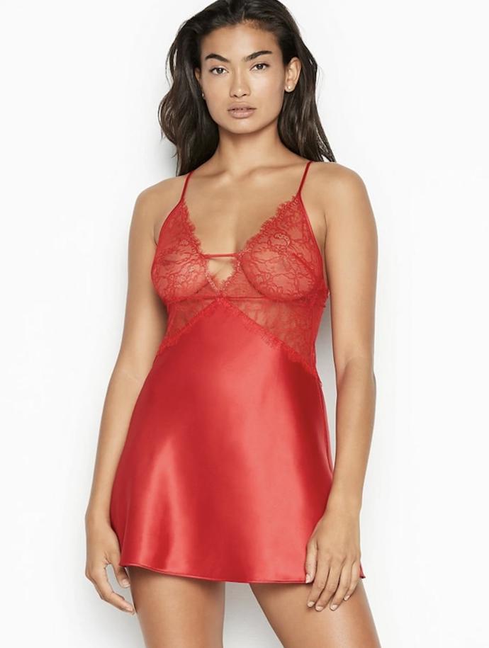 Valentýnský model může mít i podobu nočního negližé, košilky či kombiné. (Victoria's Secret, 2 350 Kč)