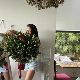 Agáta Hanychová byla z květin nadšená.