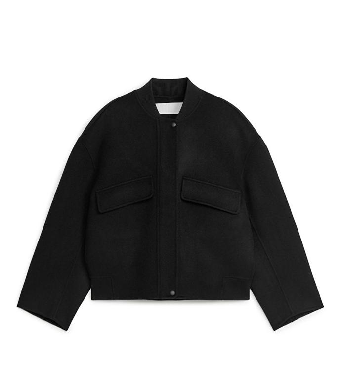 Černý flaušový bomber, Arket, 3 190 Kč