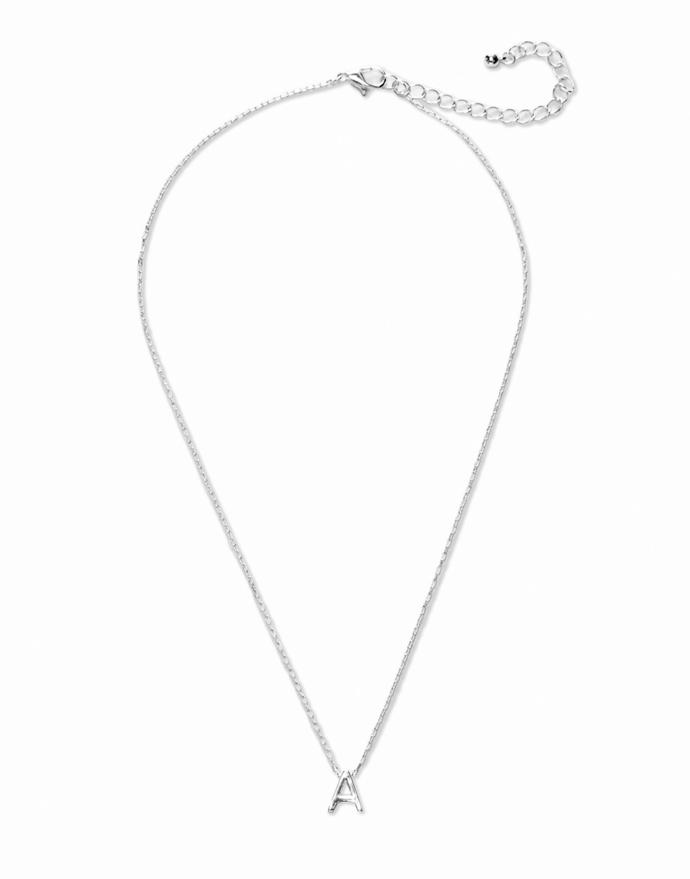 Nemusíte se vyhýbat ani nápadnějším šperkům. (Náhrdelník, Primark, 65 Kč)