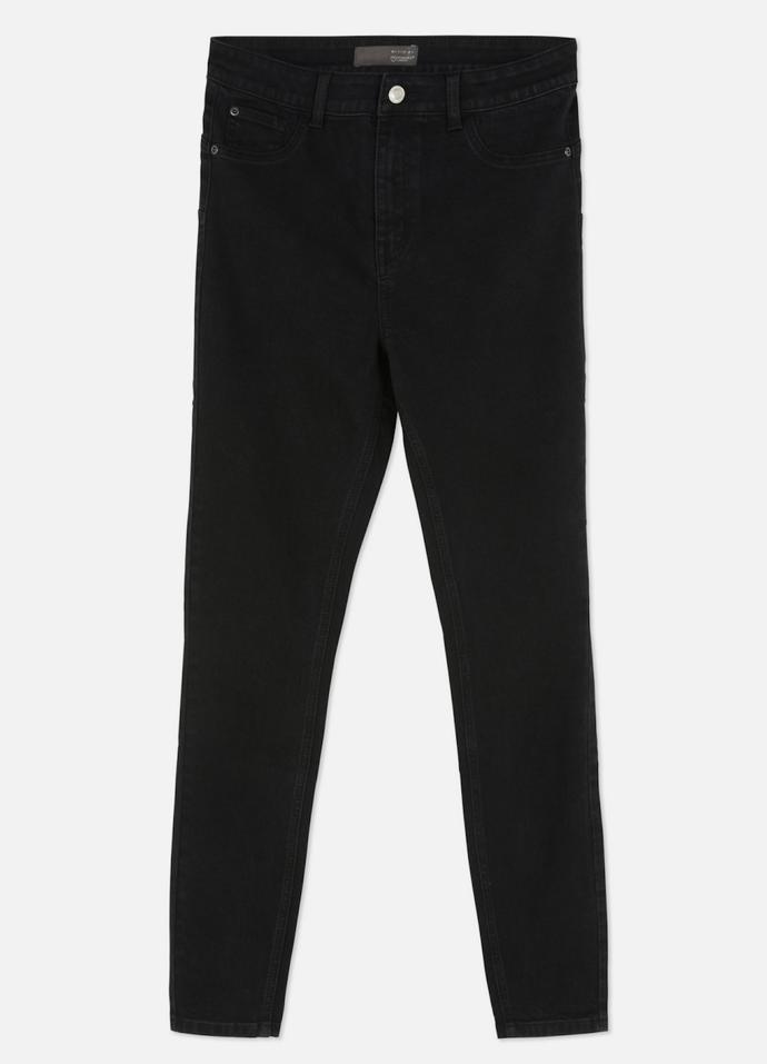Volit můžete i variantu slim fit. (Primark, 415 Kč)