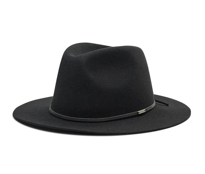 Podobný model s rozměrnou krempou a prolamováním, Brixton, 1 890 Kč.