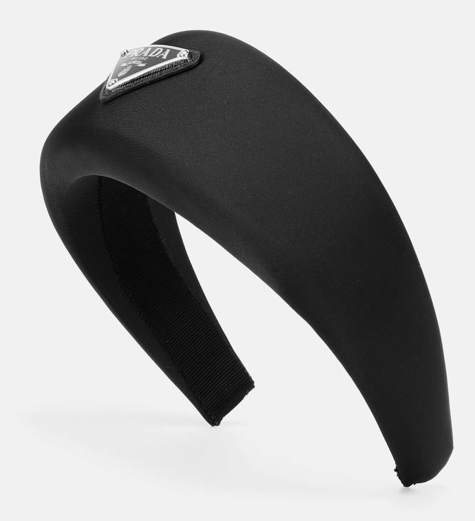 Ikonická čelenka ze saténu s logem, Prada, 9 990 Kč