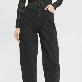 Oblý střih sluší i strukturovaným a vzorovaným materiálům. (edc by Esprit, 1 790 Kč)