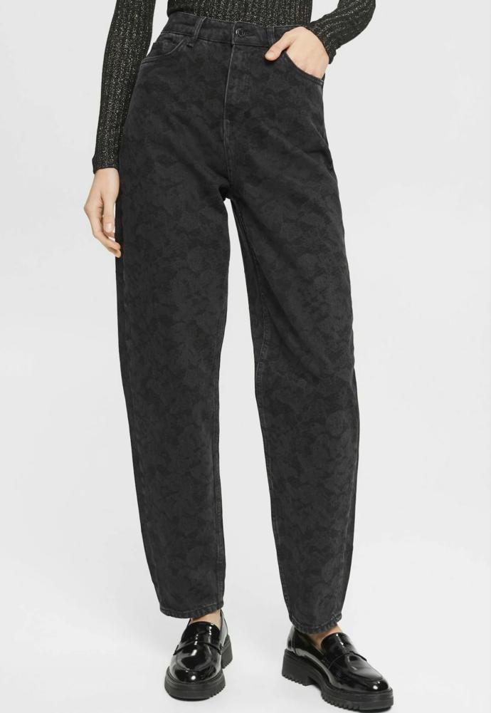 Oblý střih sluší i strukturovaným a vzorovaným materiálům. (edc by Esprit, 1 790 Kč)