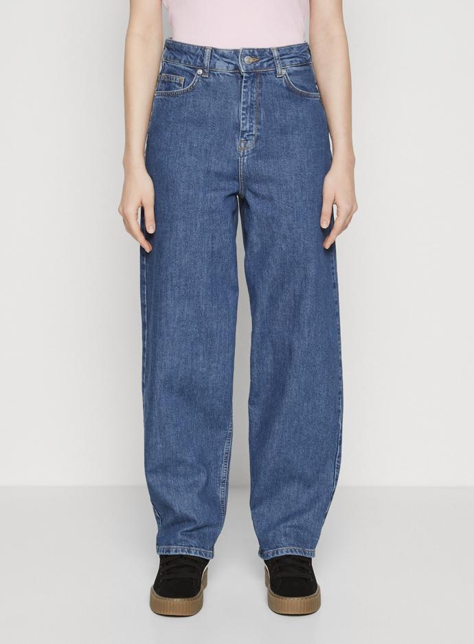 Jako stvořené pro volnočasový look. Barrel jeans od značky Selected Femme, 2 490 Kč.