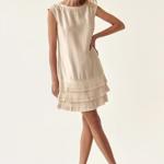 Snížená pasová linie může mít podobu volánů v délce šatů áčkového střihu. (Tatuum)