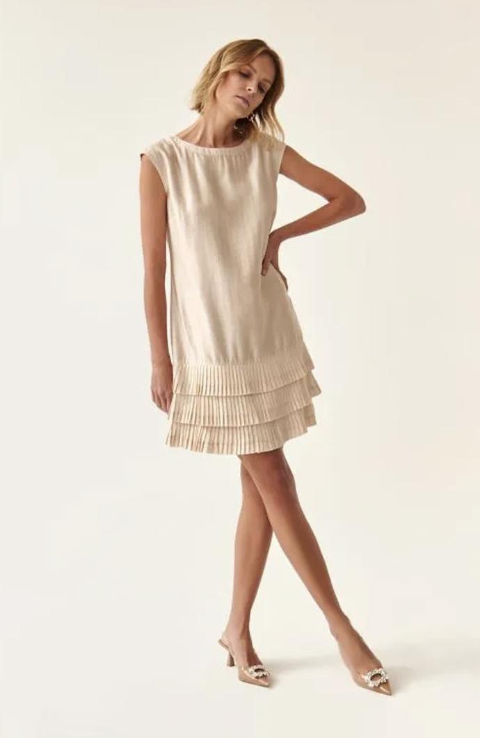 Snížená pasová linie může mít podobu volánů v délce šatů áčkového střihu. (Tatuum)