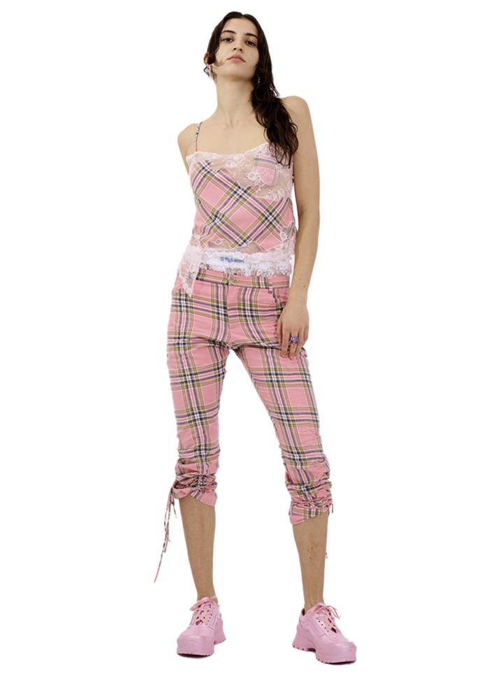 I když, i současné značky chrlí skvosty. Tak třeba kalhoty s károvanými motivy a diblíkovským řasením se stahovací šňůrkou si u značky Collina Strada můžete pořídit za krásných 10 800 Kč. Nebo raději ne.