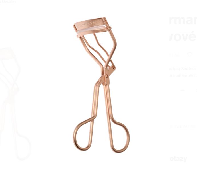 Než začnete s jejich líčením, pořádně řasy natočte. Pomohou vám praktické kleštičky. (Tweezerman, Profimed, 479 Kč)