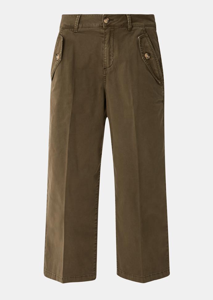 Širší nohavice končící těsně pod koleny lze zařadit do kategorie culottes, která má ale také poměrně mnoho odpůrců. Tato délka je zkrátka zrádná. (s.Oliver, 1 790 Kč)