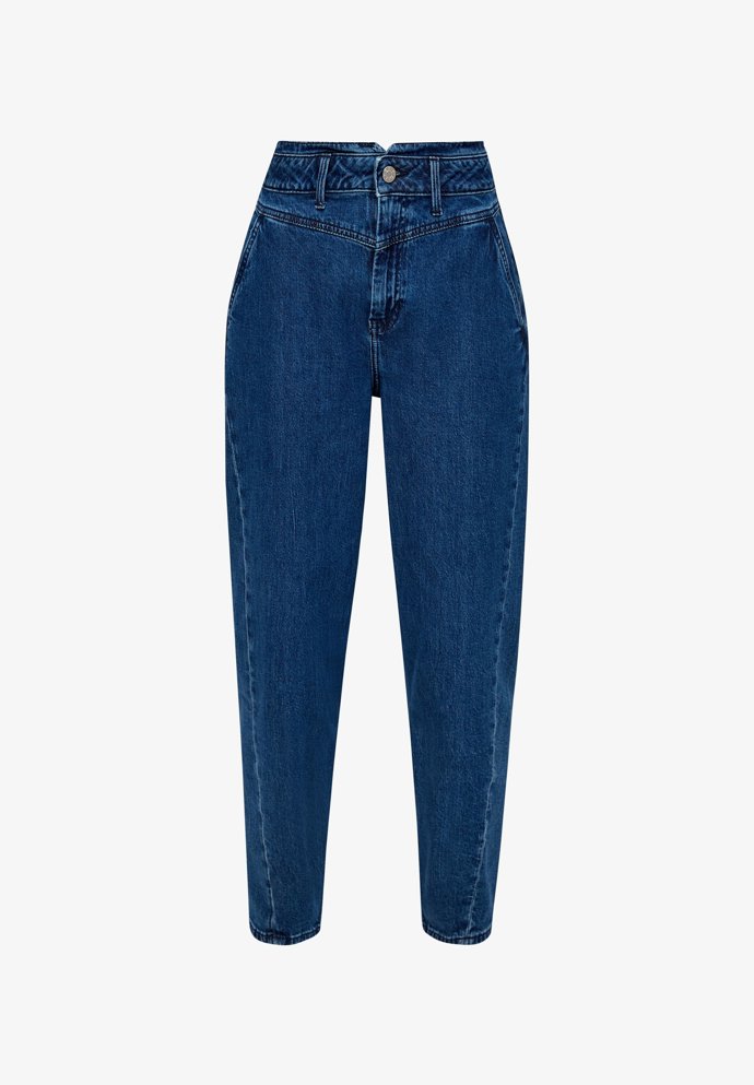 Temně modrý denim, vysoký pas a střídmě rozšířené nohavice. To jsou džínové kalhoty značky s.Oliver za 1 919 Kč.